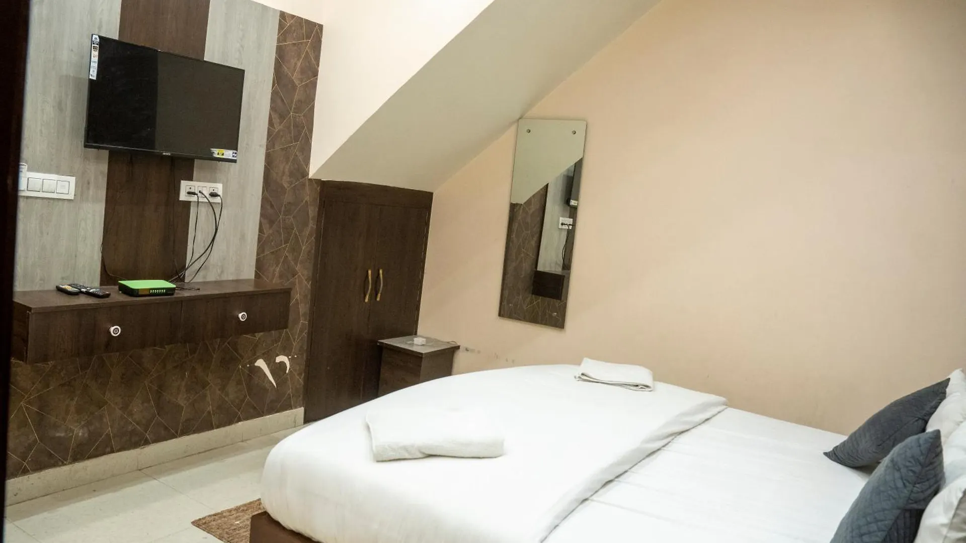 Hotel Madhav Palace Agra  Agra (Uttar Pradesh)